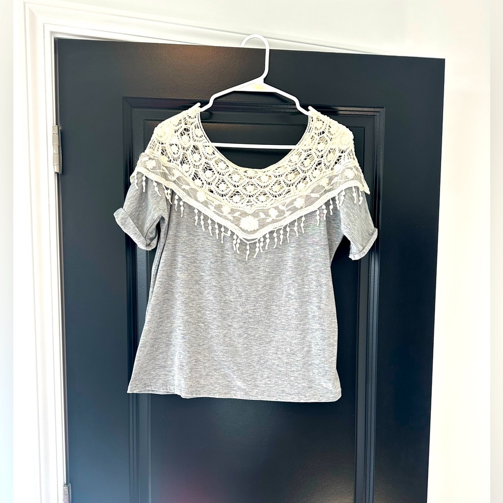 Short sleeve lace grey t shirt s/m